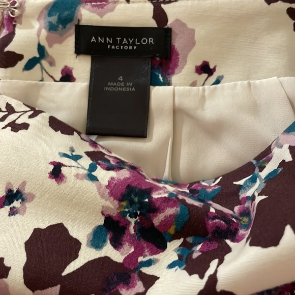 Ann Taylor purple floral pencil skirt - Picture 3 of 4